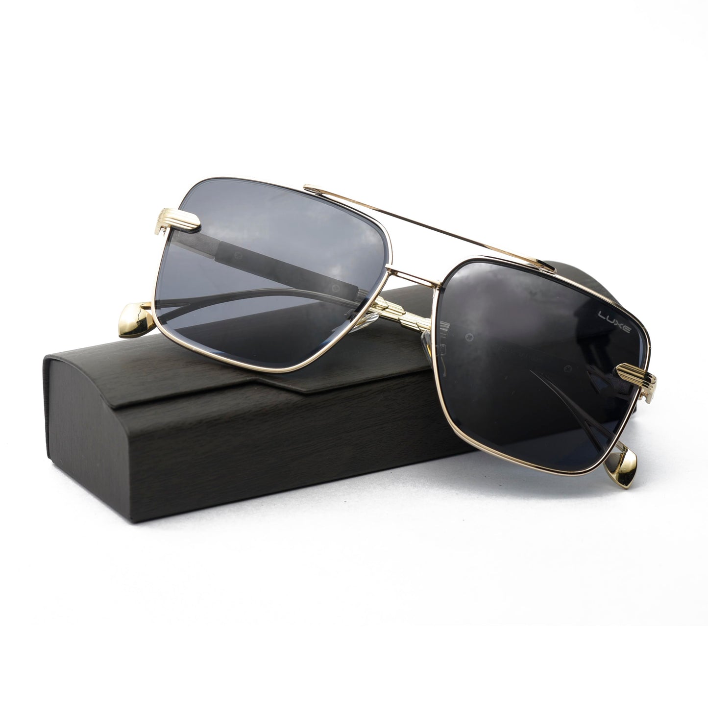 Luxe GoldLine AVIATOR – Luxury in Every Line